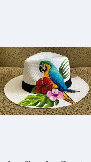 Sombrero de paja pintado a mano con loro