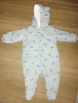 Saco de bebé gris con estampado de pandas