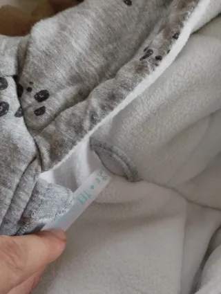 Saco de bebé gris con estampado de pandas