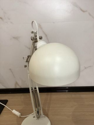 Lámpara de escritorio blanca ajustable