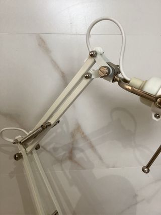 Lámpara de escritorio blanca ajustable