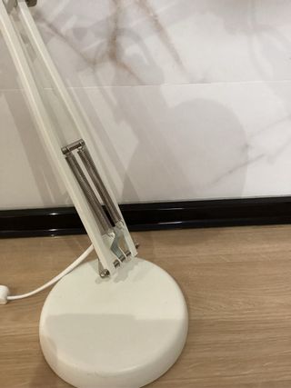 Lámpara de escritorio blanca ajustable