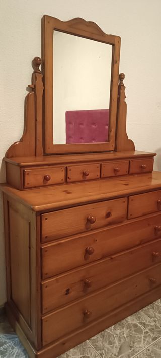 Peinadora de madera con espejo