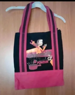 Bolsa de tela negra y rosa con estampado