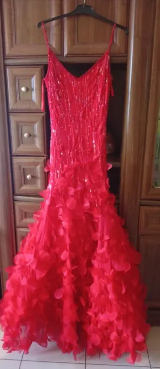 Vestido rojo con lentejuelas y volantes