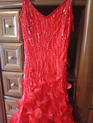 Vestido rojo con lentejuelas y volantes