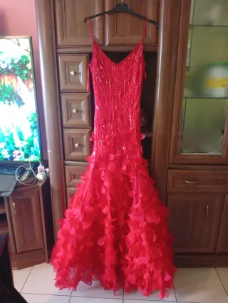 Vestido rojo con lentejuelas y volantes