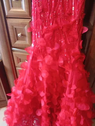 Vestido rojo con lentejuelas y volantes