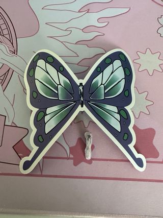 Peluca Shinobu Kocho negra con mechas moradas