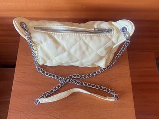 Bolso amarillo acolchado con cadena