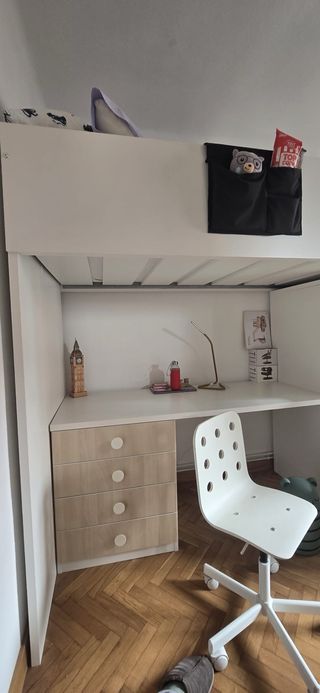 Cama infantil con escritorio