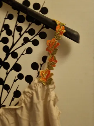 Canottiera con spalline decorate