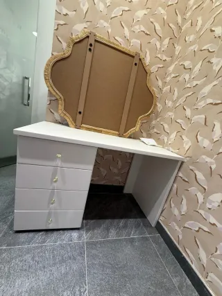 Tocador/Escritorio Blanco y Dorado