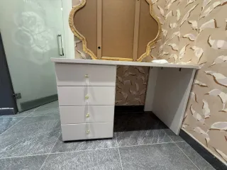 Tocador/Escritorio Blanco y Dorado