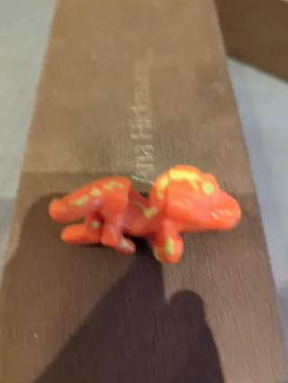 Muñeco Kinder Joy Jurasic World para el lápiz