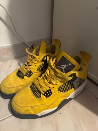 Tenis Jordan 4 Amarillo y Gris