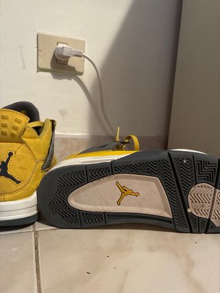 Tenis Jordan 4 Amarillo y Gris