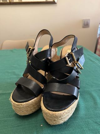Sandalias cuña esparto negras y beige