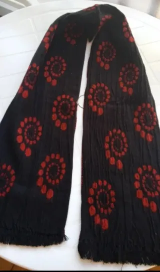 Bufanda negra con estampado rojo