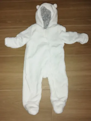 Saco de bebé blanco con capucha