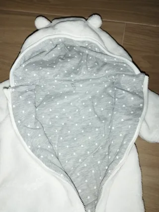 Saco de bebé blanco con capucha