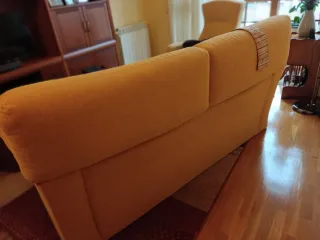 Sofá de tela amarillo/mostaza