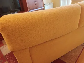 Sofá de tela amarillo/mostaza