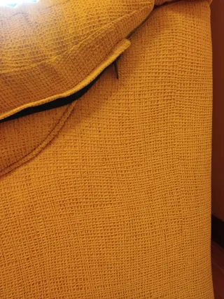 Sofá de tela amarillo/mostaza