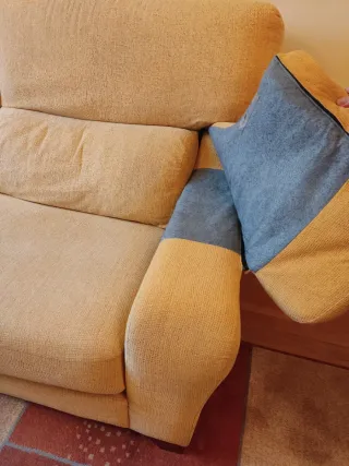 Sofá de tela amarillo/mostaza