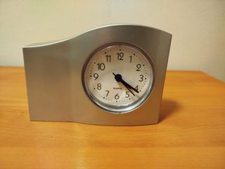 Reloj de mesa vintage plateado