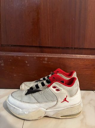 Tenis Jordan Blanco y Rojo