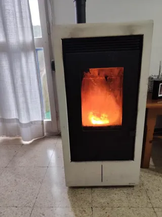 Estufa de pellets blanca y negra
