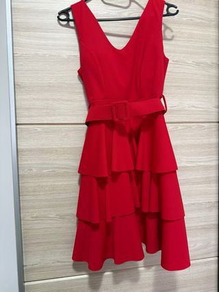 Vestido rojo con cinturón y volantes