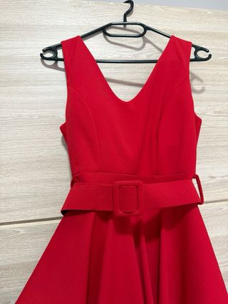 Vestido rojo con cinturón y volantes