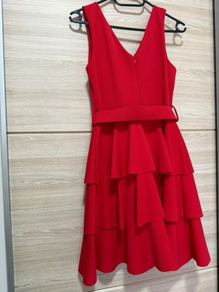 Vestido rojo con cinturón y volantes