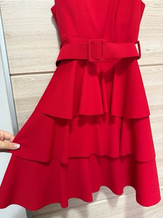 Vestido rojo con cinturón y volantes