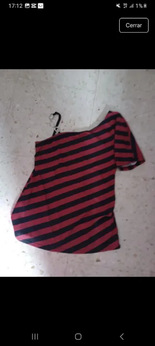 Camiseta a rayas roja y negra