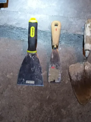 Llanas, espátulas y paletas de albañil