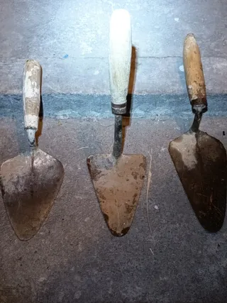 Llanas, espátulas y paletas de albañil