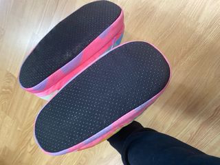 Zapatillas de peluche arcoíris.