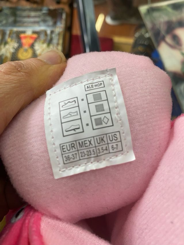 Zapatillas de peluche arcoíris.