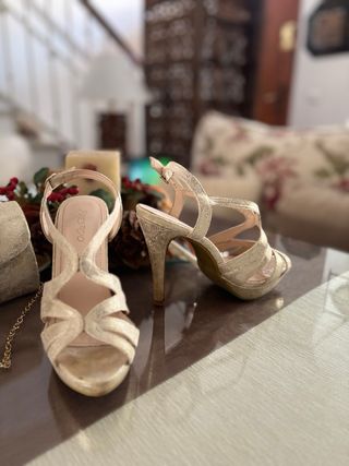 Sandalias y bolso de fiesta dorados