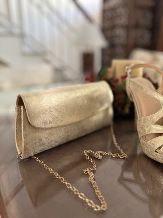 Sandalias y bolso de fiesta dorados