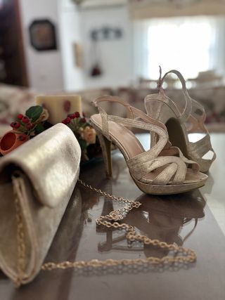 Sandalias y bolso de fiesta dorados
