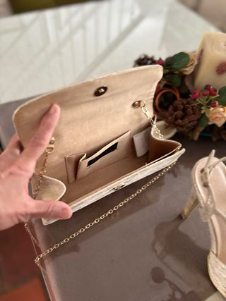 Sandalias y bolso de fiesta dorados