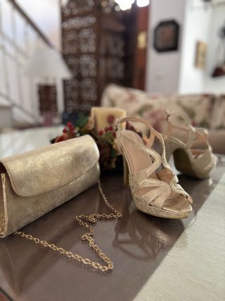 Sandalias y bolso de fiesta dorados