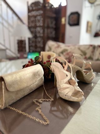 Sandalias y bolso de fiesta dorados