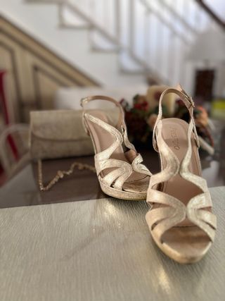 Sandalias y bolso de fiesta dorados