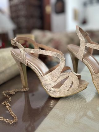 Sandalias y bolso de fiesta dorados