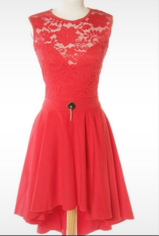 Vestido rojo encaje y falda vuelo